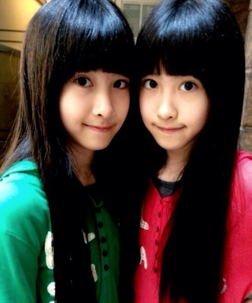 Với vẻ đẹp thiên thần của mình, chị em Sandy và Mandy nhận được rất nhiều sự quan tâm của cư dân mạng và họ ca ngợi là cặp sinh đôi hot nhất xứ Đài.