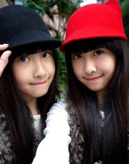 Từ nhỏ đến lớn, hai chị em Sandy và Mandy luôn để cùng kiểu tóc và ăn mặc giống nhau.