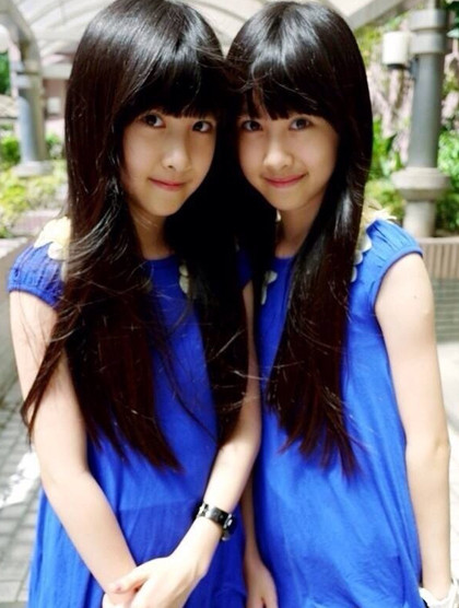 Hai cô bé này dù đã 13 tuổi, vẫn giữ được vẻ trong sáng dễ thương như khi còn nhỏ.