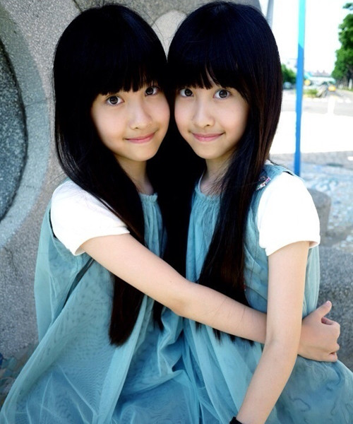 Sandy và Mandy là cặp song sinh xứ Đài nổi tiếng trên mạng khi mới lên một tuổi và vẫn giữ được sức hút được đến giờ.