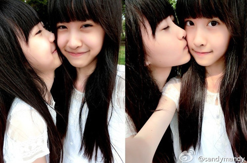 Tình cảm thắm thiết là điều luôn được cặp sinh chị em song sinh này thể hiện trong mỗi bức ảnh.