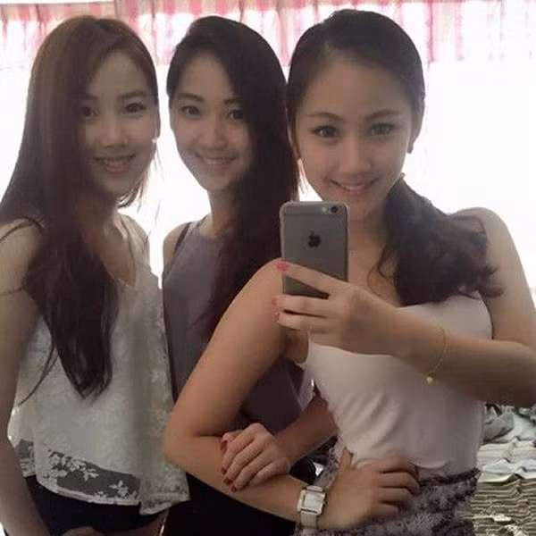 Khi bức ảnh chụp chung ba chị em được chia sẻ trên mạng đã thu hút được rất nhiều sự chú ý và nhiều người cho rằng hiếm có gia đình nào sở hữu được ba nàng tiên trong nhà như gia đình này.