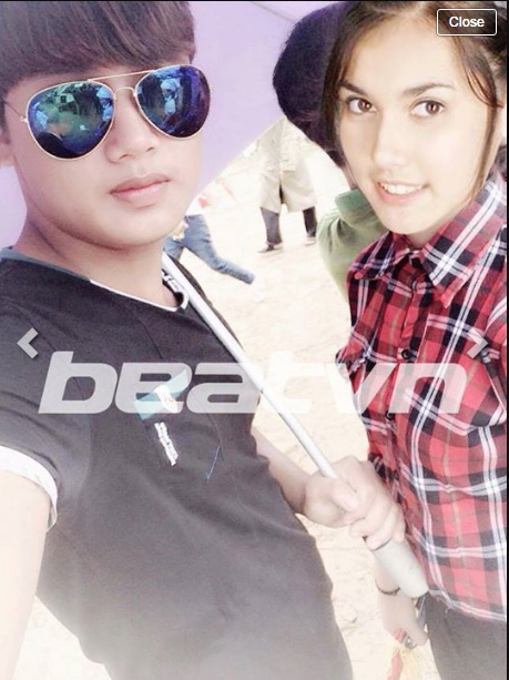 Chụp ảnh cùng diễn viên phim người lớn Maria Ozawa.