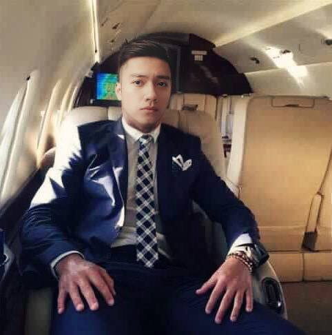 Ngay sau khi bức hình chàng trai Việt "nhái hàng" Cris Ronaldo, cư dân mạng Việt đã rộ lên phong trào ghép ảnh với người nổi tiếng cực hài hước. Chỉ bằng những thủ thuật photoshop đơn giản, nhiều bạn trẻ đã tự biến mình thành người có vẻ ngoài sang chảnh, đeo đồng hồ vài ngàn USD.