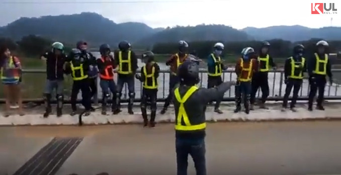 Được biết ngay sau khi đăng tải đoạn clip này, các "phượt thủ" đã ngay lập tức bị cộng đồng mạng lên tiếng chỉ trích vì hành động "thiếu ý thức, đứng giữa đường nhảy nhót gây cản trở giao thông".