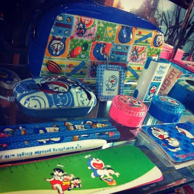 Mới thoạt đầu nhìn vào, nhiều người tưởng rằng những bức ảnh của Hưng Anh được chụp tại một tiệm tạp hóa nào đó mà chủ quán cuồng Doraemon nhưng tất cả đã nhầm đây là tất cả "tài sản" sau vài chục năm sưu tầm của anh chàng bác sĩ đến từ Lạng Sơn.