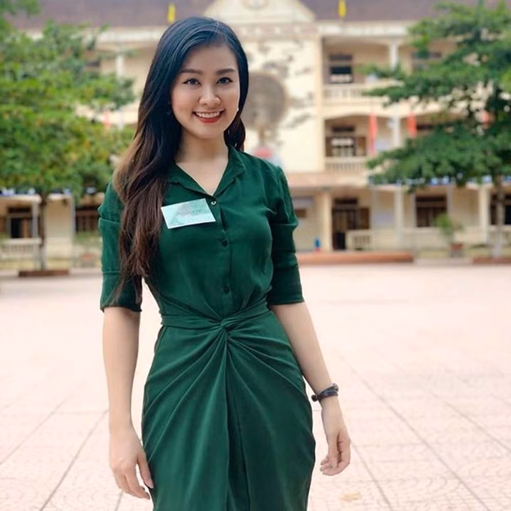 Trong đợt thi THPT QG 2019 vừa qua, nữ giám thị 8X tại điểm thi THPT Thanh Chương 3, Nghệ An khiến nhiều người chú ý với nhan sắc "hơn người".