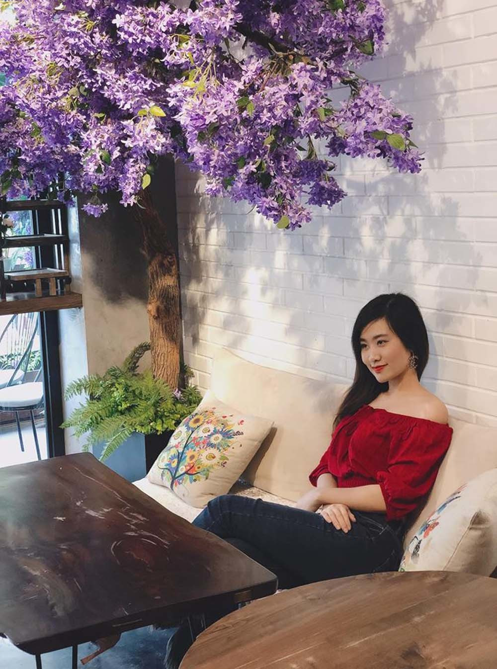 Trong những bức ảnh đời thường của mình, nữ giảng viên Lê Hà Phương cũng khoe nhan sắc quyến rũ.