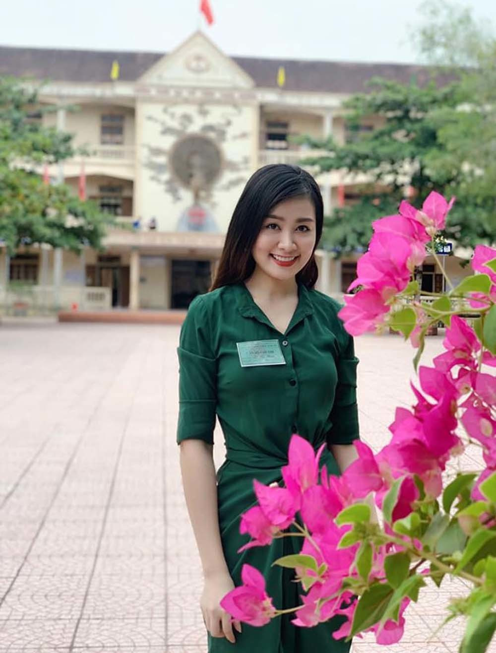 Trong những chiếc váy nữ tính, cô nàng Lê Hà Phương khiến CĐM hút mắt.