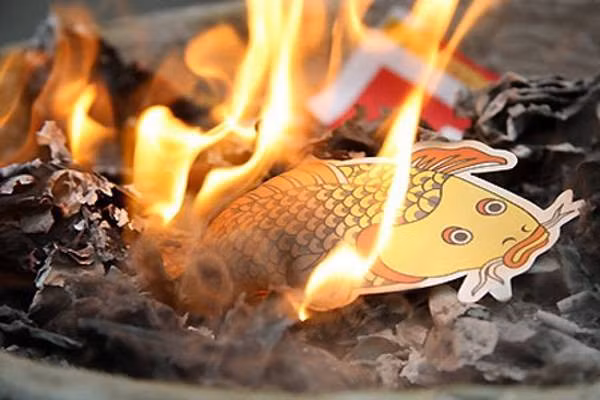 Việc làm này phần vì ý niệm xua trừ tà khí, phần có ý chào đón các Táo trở về phòng khi chủ nhà quá bận vào đêm giao thừa.