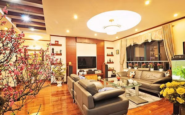 Theo quan niệm, đêm 30 Tết để có được sự giao hòa giữa trời và đất, tất cả cửa chính và các cửa nhà phải được mở trước giao thừa, đèn nến bật càng nhiều càng tốt, để cả nhà tràn ngập ánh sáng, đón nguồn sinh khí linh thiêng từ đất trời, mang lại sức sống và may mắn cho cả gia đình.