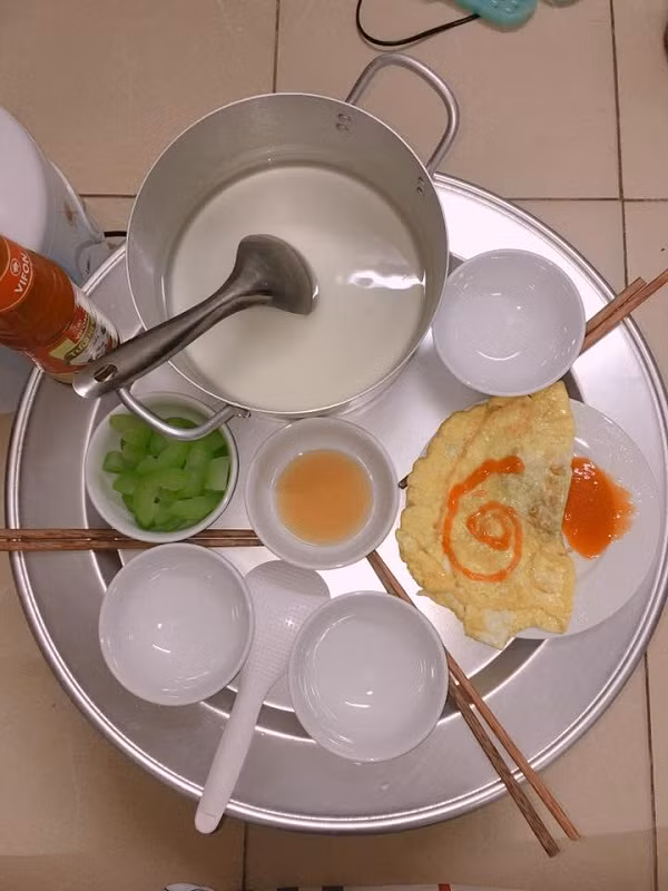 Đây không phải lần đầu tiên dân mạng được chứng kiến những món ăn "xấu mã" như thế này. Bộ ảnh các món ăn của gái đoảng từng khiến dân mạng chú ý vì độ hài hước đến "chảy nước mắt".