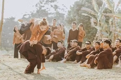 Đầu tiên, nhiều dân mạng cho rằng việc chụp ảnh kỉ yếu là không quá cần thiết nếu khi tốt nghiệp cấp 3 mà không đỗ đại học hay chưa tìm được việc làm. Hơn nữa, việc chụp ảnh kỷ yếu thì yếu tố an toàn phải đặt lên hàng đầu. Để té ngã đau đớn như nữ sinh trên thì thật không nên.