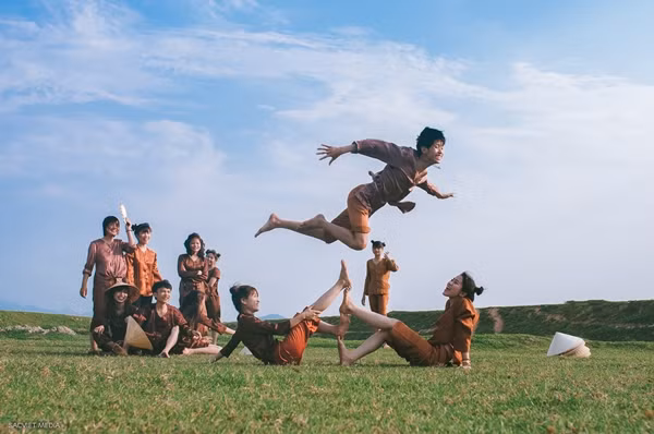 Cùng ngắm nhìn những pha ngã sấp mặt của các bạn học sinh trong những bộ ảnh kỉ yếu để đời của mình. Ảnh trong bài: Facebook Không sợ chó.