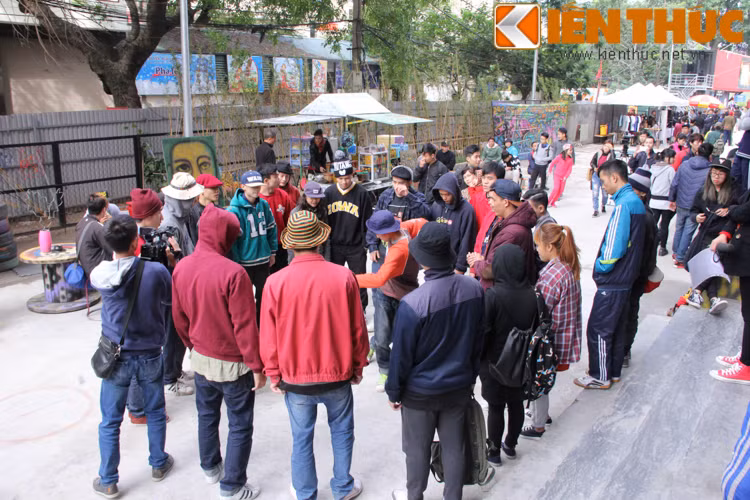 Không chỉ có những môn thể thao đường phố được các bạn trẻ ưa chuộng. Trong khuôn viên của ngày hội thể thao đường phố, các bạn trẻ Việt Nam cũng thể hiện những bước nhảy hiphop khỏe khoắn.