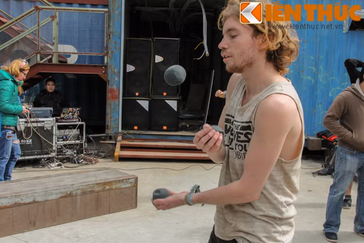 Một anh bạn Tây khéo léo với những trái bóng trong màn tung hứng nghệ thuật của mình.