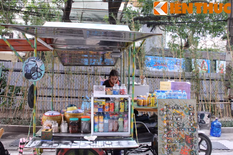 Một cô bán hàng người nước ngoài xinh đẹp phục vụ đồ ăn cho những bạn trẻ tham dự ngày hội thể thao đường phố 2015.