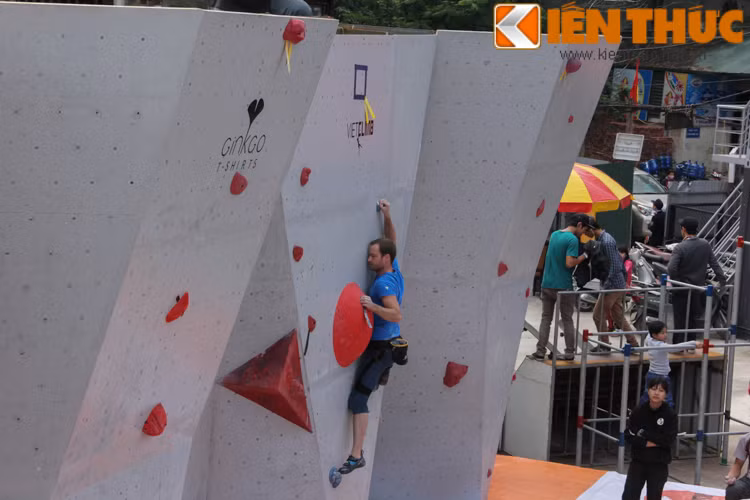 Cuộc thi leo núi nhân tạo là một phần trong chương trình ngày hội thể thao đường phố 2015. .