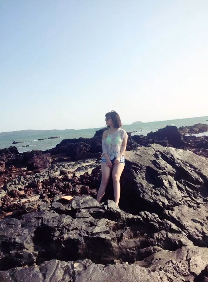 Ngoài việc tắm biển, du khách có thể tới thăm những bãi đá phủ đầy rong biển. Nơi đây được nhiều người gọi là thiên đường chụp ảnh dành cho những cô nàng thích "diễn sâu".