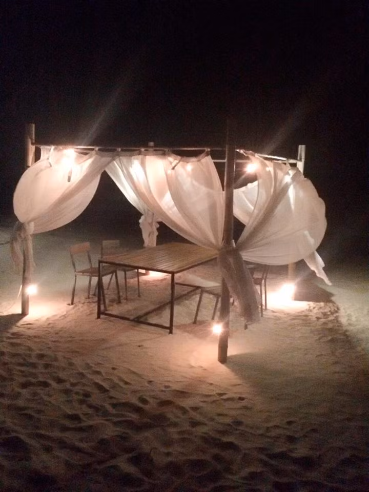 Nước biển mát lạnh và thanh sạch bậc nhất trên đảo. Vi vu ngày hè đến đảo Cô Tô, đừng bỏ qua điểm đến bãi biển Hồng Vàn trên đảo, để trải nghiệm một vùng biển khác biệt và quyến rũ. Ảnh sử dụng trong bài: Yu Li/ Viettravel.