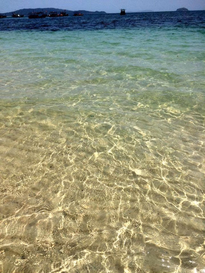 Bãi Hồng Vàn nằm ở phía đông của đảo Cô Tô, nước lặng êm ả, lăn tăn như nước hồ do có đảo Thanh Lân trải dài nằm chắn gió từ ngoài biển thổi vào. Nước biển trong vắt cùng bờ cát mềm mại khiến du khách chẳng nỡ rời chân.