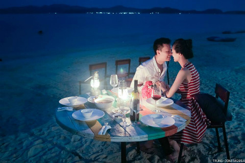 Buổi tối là thời gian lãng mạn nhất ở bãi biển này, khi bạn có thể thưởng thức bữa tiệc hải sản với mực tươi, tôm, cá hay ốc móng tay đặc sản trong tiếng sóng vỗ dào dạt và dưới ánh sáng lung linh của những chiếc đèn bão được sắp xếp hết sức tinh tế.