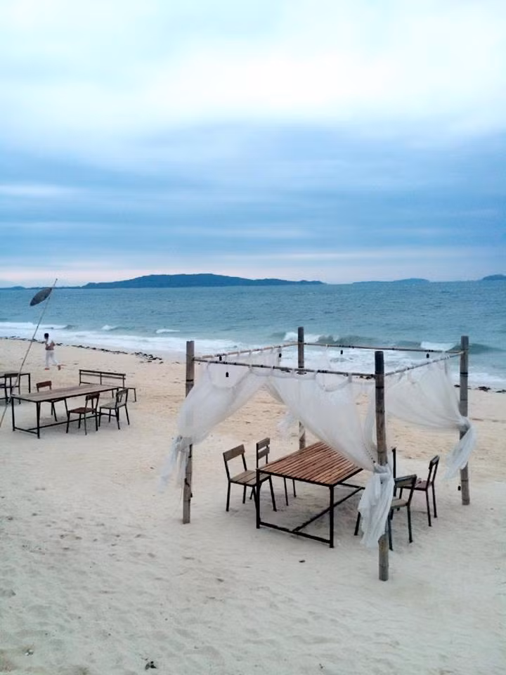 Để trải nghiệm nhiều hơn thiên nhiên kỳ thú của vùng biển đảo, bạn còn có thể chèo kayak hay lặn biển ngắm những chú cá xinh xắn, rực rỡ sắc màu len lỏi trong những “rừng rong” uốn lượn theo từng đợt sóng