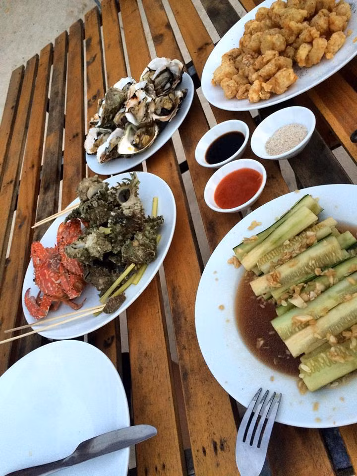 Bãi tắm Hồng Vàn còn là nơi khá lý tưởng để thỏa thích tắm biển, trong những dòng chảy nhẹ nhàng dịu êm.