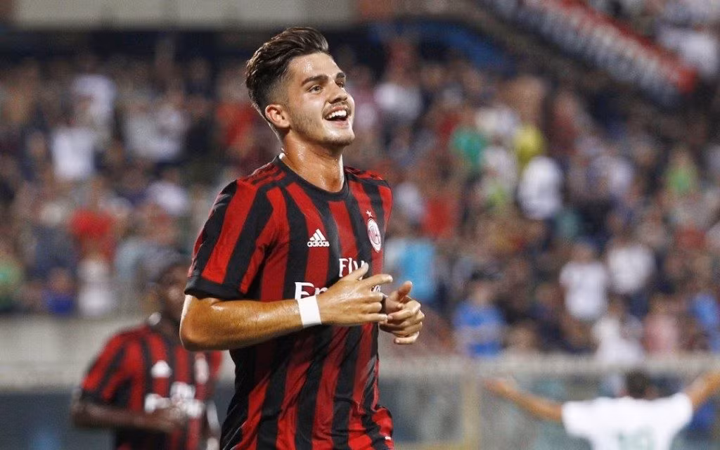 Arsenal hỏi mua Andre Silva: Theo thông tin chuyển nhượng cầu thủ từ báo chí Anh, Arsenal đang có kế hoạch mới để cải thiện chất lượng hàng công. Mục tiêu mới nhất mà đội bóng thành London tiếp cận là tiền đạo Andre Silva. Hiện tại, Arsenal có hai trung phong là Giroud và Lacazette. Tuy vậy, sự ổn định của những tiền đạo người Pháp là không thực sự tốt. Lacazette phần nào tốt hơn so với người đồng hương. Ảnh: Daily Star