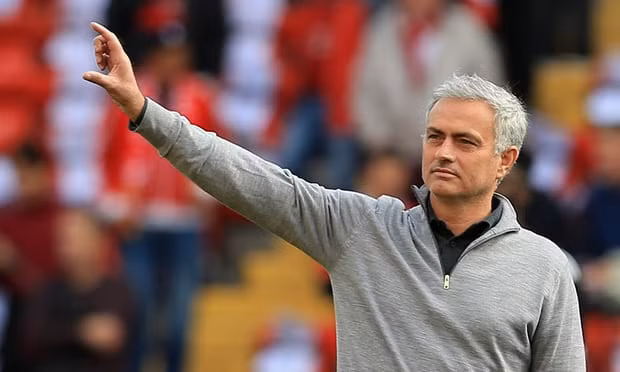 Mourinho dở trò khiến M.U mất tiền: Theo thông tin chuyển nhượng bóng đá mới nhất từ tờ The Guardian cho hay, đằng sau tin đồn Mourinho có thể rời M.U, sang dẫn dắt PSG là ý đồ muốn được tăng lương của nhà cầm quân người Bồ khi lãnh đạo Quỷ đỏ xúc tiến đề nghị ký hợp đồng mới. Chiến lược gia 54 tuổi kiếm được khoảng 15 triệu/năm khi ngồi "ghế nóng" MU, nhưng được cho muốn một con số cao hơn thế, cộng thêm các ưu đãi khác để tương xứng với công sức ông mang lại cho CLB, từ danh hiệu lẫn cải thiện hình ảnh, lối chơi. Ảnh: The Guardian.