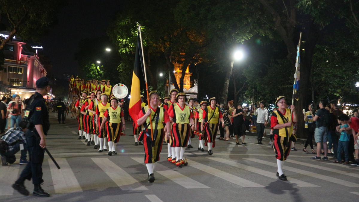 Đoàn cà kheo của Vương quốc Bỉ đã có màn tuần hành quanh hồ Gươm thu hút được sự chú ý của người dân Hà Nội.