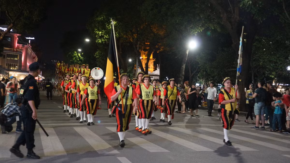 Đoàn cà kheo của Vương quốc Bỉ đã có màn tuần hành quanh hồ Gươm thu hút được sự chú ý của người dân Hà Nội.