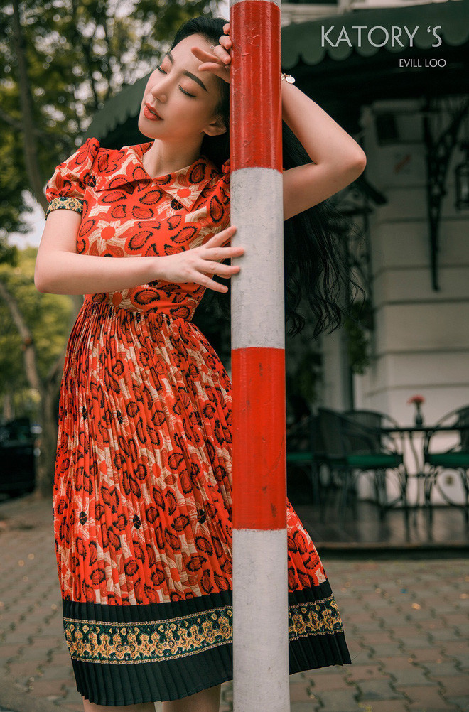 Thieu nu mac vay do, di giay do nhung lam dieu 