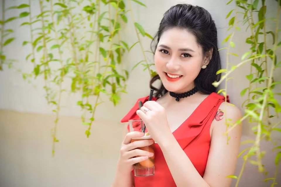 Mới đây, cư dân mạng đua nhau lan truyền ảnh của cô gái ở Hà Nội được cho là "bản sao" của Quỳnh búp bê. Theo tìm hiểu, đó là cô nàng Nguyễn Thư Thanh (SN 1994) hiện đang là giáo viên dạy vẽ tại Hà Nội.