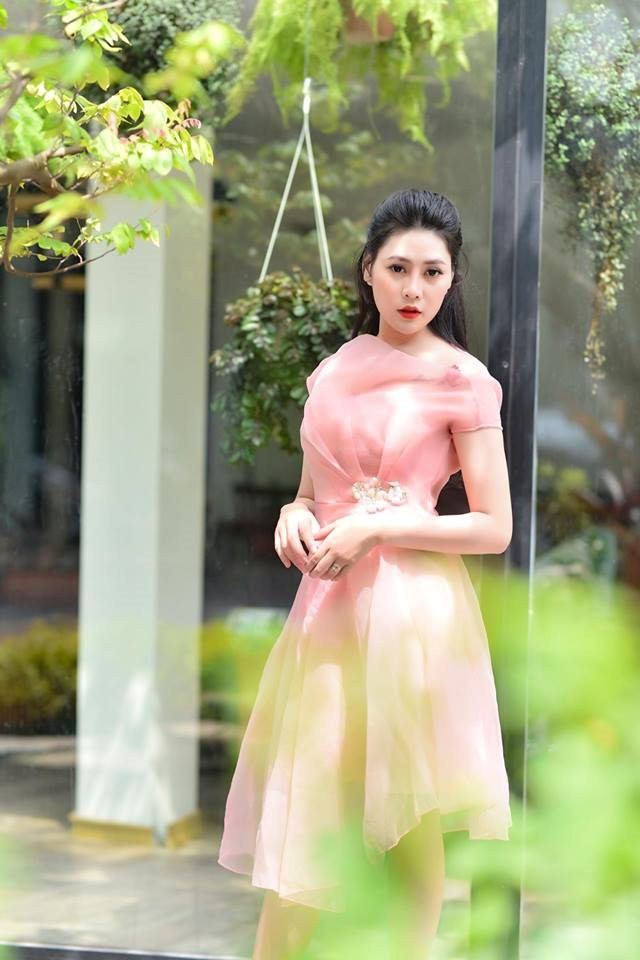 Trước những lời lẽ bất lịch sự đó, Thư Thanh rất khó chịu. Song để cho mọi chuyện không trở nên quá căng thẳng, 9X luôn lựa chọn cách im lặng.