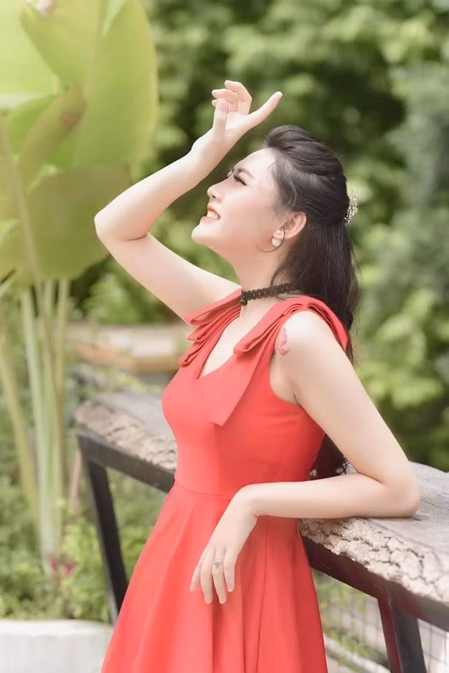 Sở hữu gương mặt cùng thân hình nóng bỏng giống với diễn viên Quỳnh Búp Bê , Thư Thanh nhận được rất nhiều sự quan tâm đến từ cộng đồng mạng.