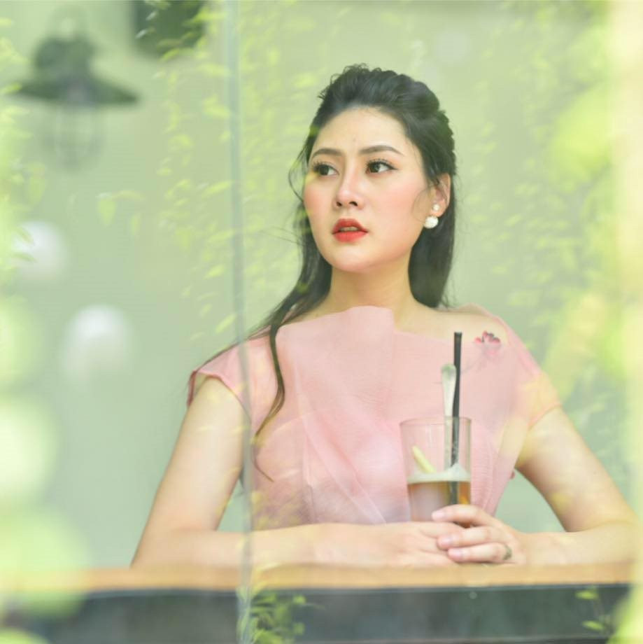 Ngoài việc giảng dạy ở trường, Thư Thanh còn tham gia làm mẫu ảnh, làm nail. Cô nàng dự định sẽ mở một cửa hàng thời trang nếu như có cơ hội.