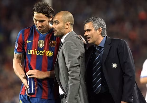 Cũng trong trận bán kết lượt về Champions League 2009/10 gặp Barcelona, Jose Mourinho khi đó còn dẫn dắt Inter đã khiến các cules thực sự khó chịu. Vị thuyền trưởng mới của Man United nhẹ nhàng tiến đến đứng sau và nghe lỏm những lời chỉ đạo của Pep Guardiola với Zlatan Ibrahimovic, thậm chí ông còn có thêm một vài lời góp ý cho cậu học trò cũ.
