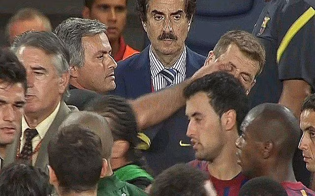 Mourinho tỏ ra ấm ức sau khi thua Barcelona với tổng tỷ số 4-5 sau hai lượt trận tại Copa Del Rey mùa giải 2011/2012. Vì vậy, nhà cầm quân 54 tuổi đã có những lời qua tiếng lại với cố HLV Tito Vilanova, khi đó đang là trợ lý của Pep Guardiola. Hành động lợi dụng đám đông lộn xộn để chọc vào mắt Tito của “Người đặc biệt” đã không thoát khỏi sự giám sát của camera an ninh. Ảnh: Goal.com/ Mirror.