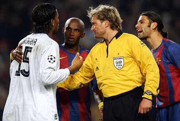 Sau khi thua Barcelona tại vòng 1/8 Champions League, chiến lược gia 52 tuổi đã khẳng định nhìn thấy HLV của Barcelona, Frank Rijkaard lén lút vào phòng của trọng tài Anders Frisk trong giờ nghỉ giữa hai hiệp. Lời buộc tội này ảnh hưởng nặng nề đến danh tiếng và uy tín của trọng tài người Thụy Điển. Ông liên tục bị khủng bố tinh thần bởi người hâm mộ Chelsea và phải giải nghệ sau 18 năm cầm còi.