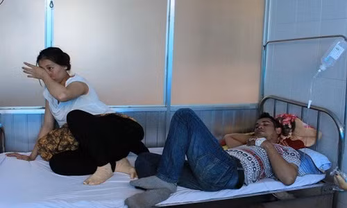 An thit lon, uong nuoc la, 16 nguoi nhap vien