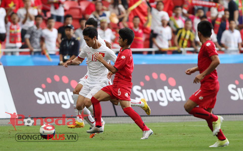 Mỗi khi Công Phượng có bóng, lại có ít nhất ba cầu thủ U23 Myanmar áp sát, "chăm sóc" kỹ càng. Ảnh: Bongdaplus.