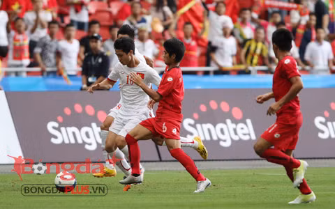 Mỗi khi Công Phượng có bóng, lại có ít nhất ba cầu thủ U23 Myanmar áp sát, "chăm sóc" kỹ càng. Ảnh: Bongdaplus.