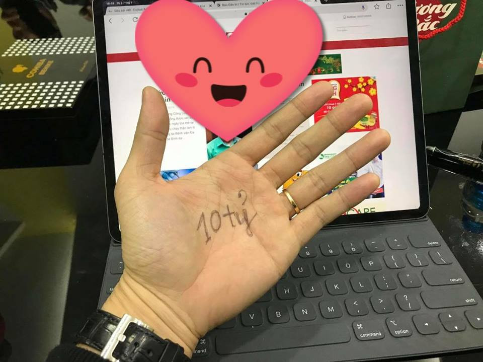 Thậm chí, một tài khoản mạng xã hội còn chế ảnh hài hước bằng cách viết chữ 10 tỷ vào tay theo trào lưu "bàn tay trắng".