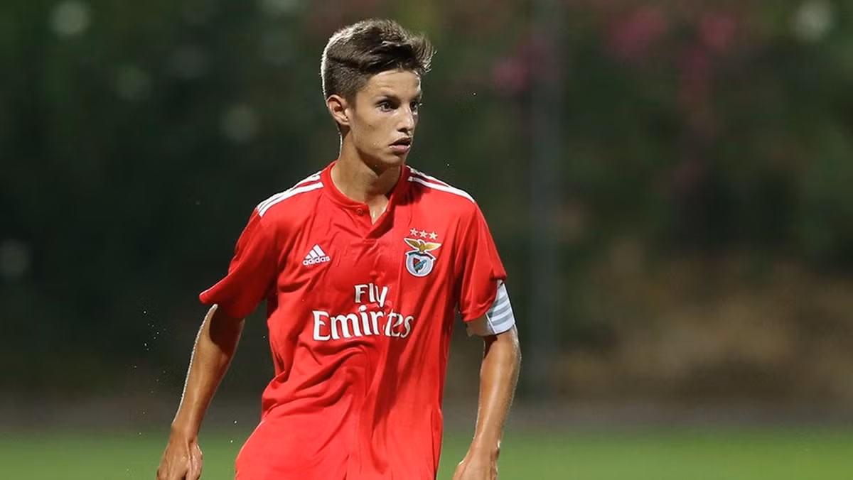  Chuyển nhượng cầu thủ từ Record, Man City đã chiêu mộ thành công Tiago Dantas từ Benfica. Tiền vệ 18 tuổi này sẽ chuyển đến Etihad theo dạng tự do vào mùa hè tới.