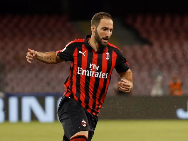 Trên Metro, Higuain chia sẻ: "Tôi đã đọc tất cả những bài báo liên quan đến thương vụ này. Tôi không quá vui cũng không cảm thấy phiền lòng. Và nếu có CLB khác đến "hỏi thăm" thì tôi rất hạnh phúc vì cảm thấy mình vẫn còn sức hút với họ."