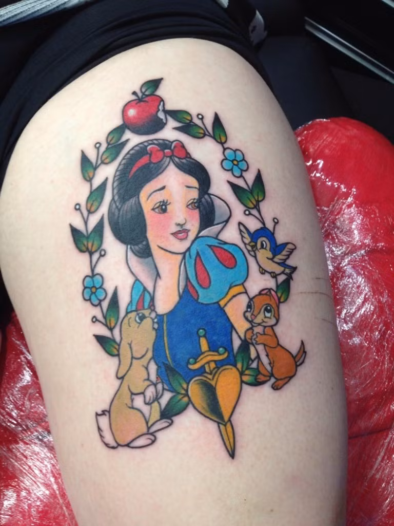 Bất kì ai đều có tuổi thơ nuôi lớn tâm hồn bởi những câu chuyện cổ tích. Và không ít những câu chuyện này đã được chuyển thể thành phim hoạt hình hay những tác phẩm điện ảnh công phu. Sẽ thật thiếu sót nếu bạn chỉ nghĩ đến những hình xăm được lấy ý tưởng từ phim hiện đại mà quên đi cổ tích.