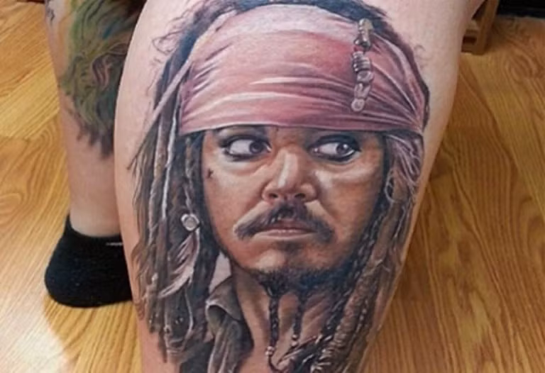 Không ai không biết đến thuyền trưởng Jack Sparrow trong series phim Cướp biển vùng Caribbean. Việc sở hữu hình ảnh của chàng thuyền trưởng láu cá này trên người quả là một ý tưởng không tồi với những tín đồ của bộ phim này.