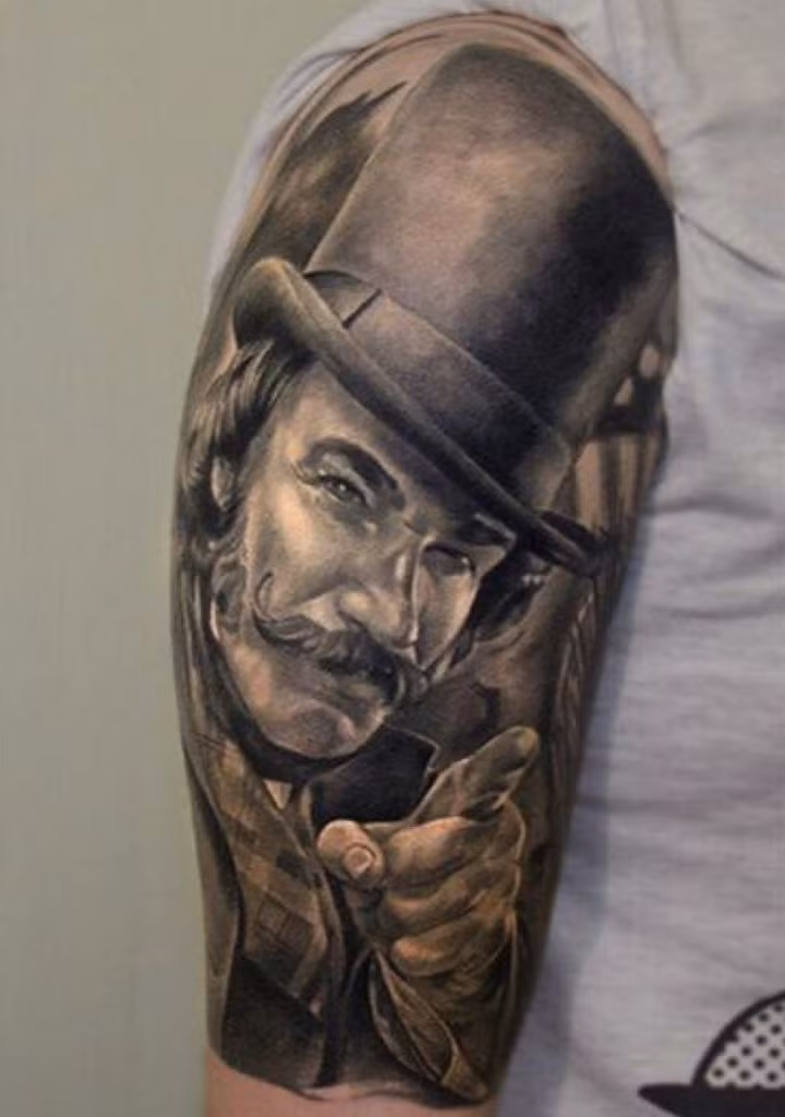 The Gangs of New York là một bộ phim lấy bối cảnh thành phố nước Mỹ vào thế kỉ 19 của đạo diễn Martin Scorcese. Trong phim Leonardo DiCaprio vào vai Amsterdam Vallon trở lại New York để tìm kẻ giết cha mình, Bill the Butcher Cutter – do Daniel Day-Lewis thể hiện. Ông trùm băng đảng Bill Cutting có một phong cách thời trang sáng tạo nhưng vẫn vô cùng mẫu mực. Hình xăm về ông trùm đỏm dáng này sẽ giúp bạn trông “ngầu” hơn.