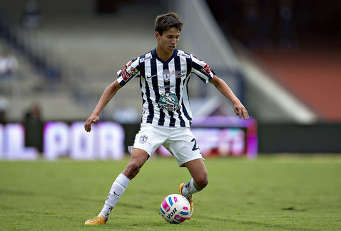 Đứng thứ hai trong danh sách các cầu thủ có tốc độ rê bóng nhanh nhất thế giới là cái tên khá xa lạ:Juergen Damm (Pachuca). Anh có tốc độ rê bóng là 35,23 km/h.